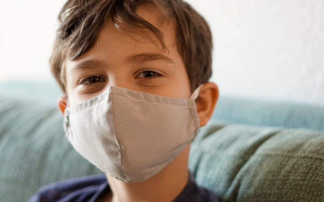 niño de familia con mascarilla protegido por póliza de Vida de Futuro Seguro